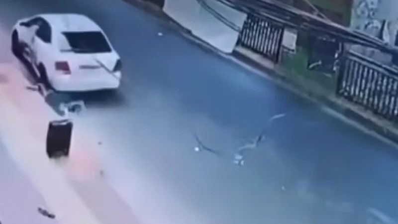 নারীকে গাড়ির সাথে টেনে নিয়ে যায় ছিনতাইকারীরা